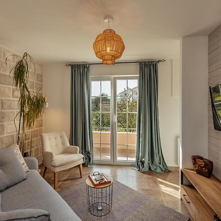 Stylish Mini-House With Garden & Beach Bijela Zewnętrze zdjęcie