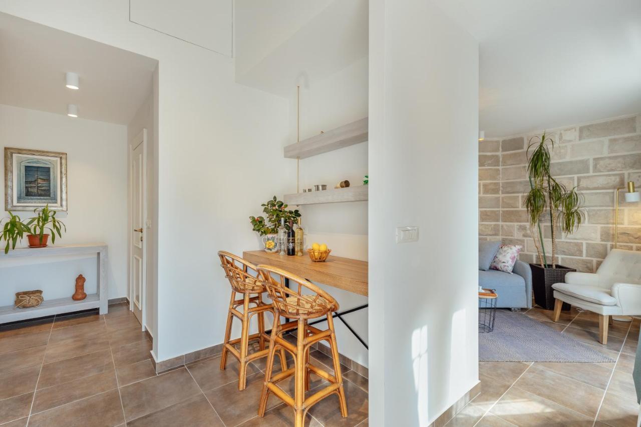 Stylish Mini-House With Garden & Beach Bijela Zewnętrze zdjęcie