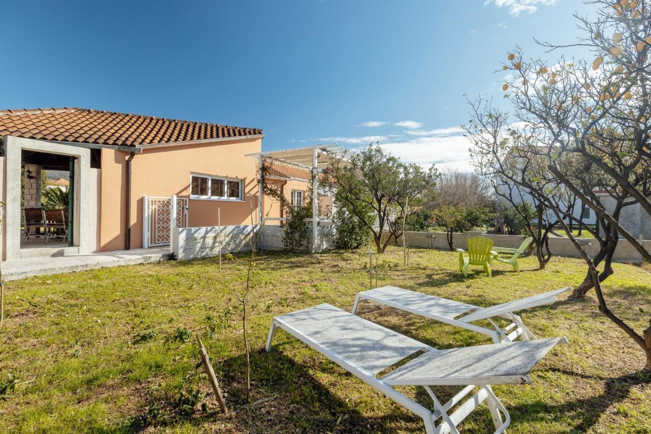 Stylish Mini-House With Garden & Beach Bijela Zewnętrze zdjęcie