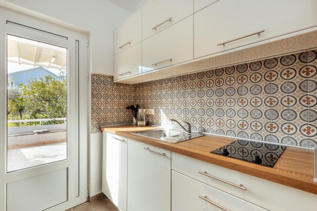 Stylish Mini-House With Garden & Beach Bijela Zewnętrze zdjęcie