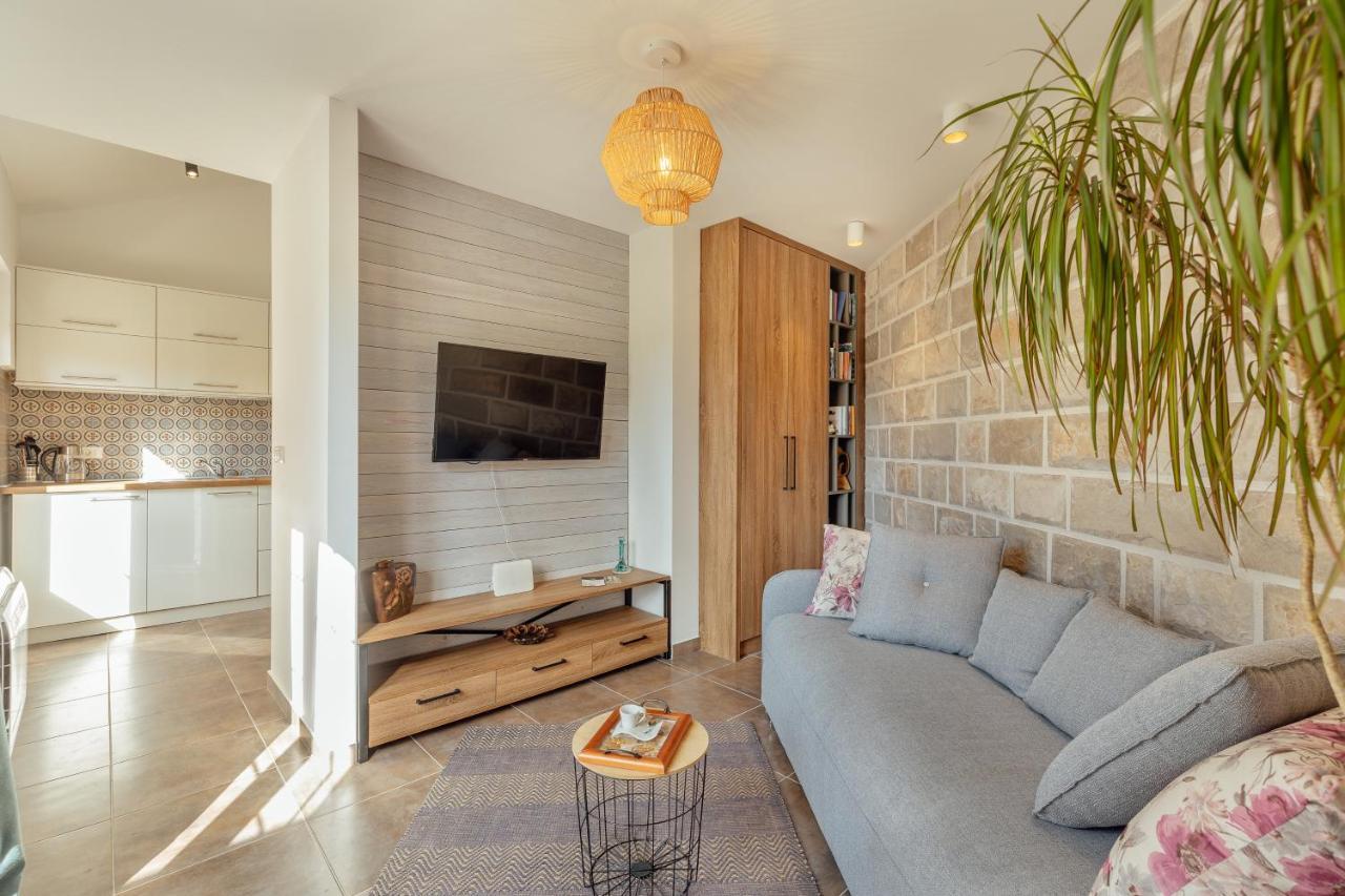 Stylish Mini-House With Garden & Beach Bijela Zewnętrze zdjęcie